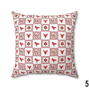 Puede incluir: Coj&iacute;n cuadrado blanco con un patr&oacute;n rojo. El patr&oacute;n incluye la palabra "LOVE", ciervos, p&aacute;jaros y dise&ntilde;os en forma de estrella. Un art&iacute;culo decorativo.