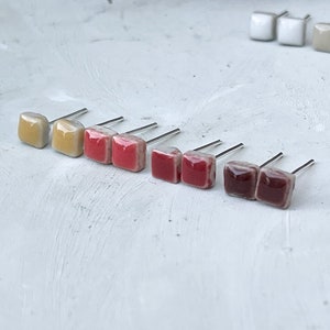 Keramik Ohrstecker, minimalistisch Ohrringe, „Mini-Cube“, feminin, handgemacht, Geburtstag Geschenke für Frauen zu Muttertag