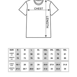 以下が含まれることがあります： インチとセンチメートルで測定されたTシャツのサイズチャート。チャートは、Sから5XLまでのサイズについて、胸囲と着丈の測定値を示しています。