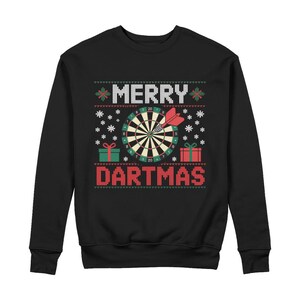 Op de afbeelding: Zwarte sweatshirt met een feestelijk "Merry Dartmas" ontwerp. De afbeelding toont een dartbord met een dartpijl, sneeuwvlokken en cadeauverpakkingen. De tekst is in wit en rood, wat een vakantie-thema creëert.