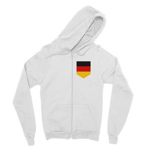 Op de afbeelding: Witte hoodie met ritssluiting, capuchon en een klein zakje op de borst. De zak toont de Duitse vlag in zwart, rood en geel. De hoodie heeft lange mouwen en een volledige ritssluiting.