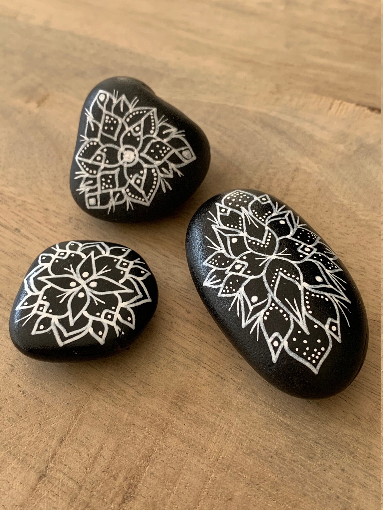 Trois Cailloux Noirs Peints