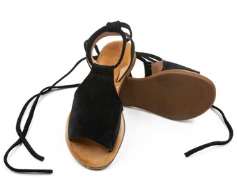 Handgemachte schwarze Schnürsandalen aus Leder, griechische Sommerstil