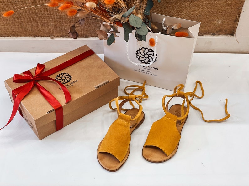 Sandalias griegas de cuero para ella, sandalias elegantes de cuero amarillo, sandalias planas con cordones para mujer, sandalias de cuero con cordones para regalo de verano. imagen 1