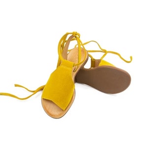 Sandalias griegas de cuero para ella, sandalias elegantes de cuero amarillo, sandalias planas con cordones para mujer, sandalias de cuero con cordones para regalo de verano. imagen 3