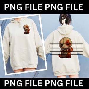 Puede incluir: Una sudadera con capucha de color beige que presenta un gráfico de un pequeño personaje con textura de arpillera, boca cosida y cabeza de calabaza. El personaje aparece en la parte frontal izquierda y en una versión más grande en la espalda.