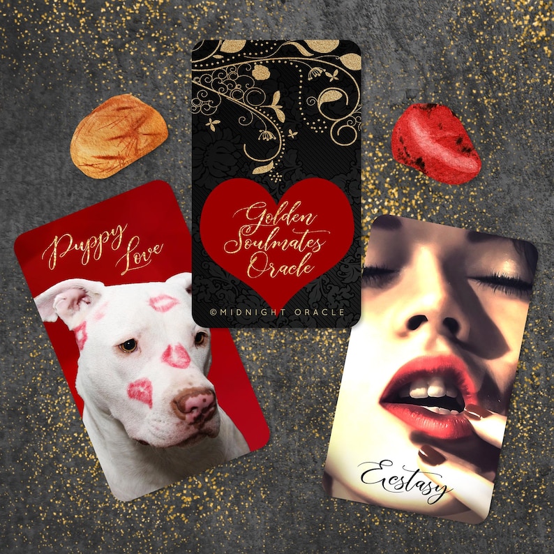 Może przedstawiać: Zestaw kart do wr&oacute;żenia z r&oacute;żnymi wzorami. Jedna karta przedstawia białego psa z pocałunkami szminki i napisem "Puppy Love". Inna karta ma czerwone serce z napisem "Golden Soulmates Oracle". Trzecia karta przedstawia twarz kobiety ze słowem "Ecstasy".