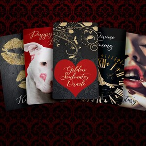 Może przedstawiać: Kolekcja kart do wr&oacute;żenia z r&oacute;żnymi wzorami. Jedna karta przedstawia złote usta, inna białego psa z pocałunkami szminki, a trzecia czerwone serce i napis "Golden Soulmates Oracle". Tło to ciemnoczerwony wz&oacute;r damasceński.