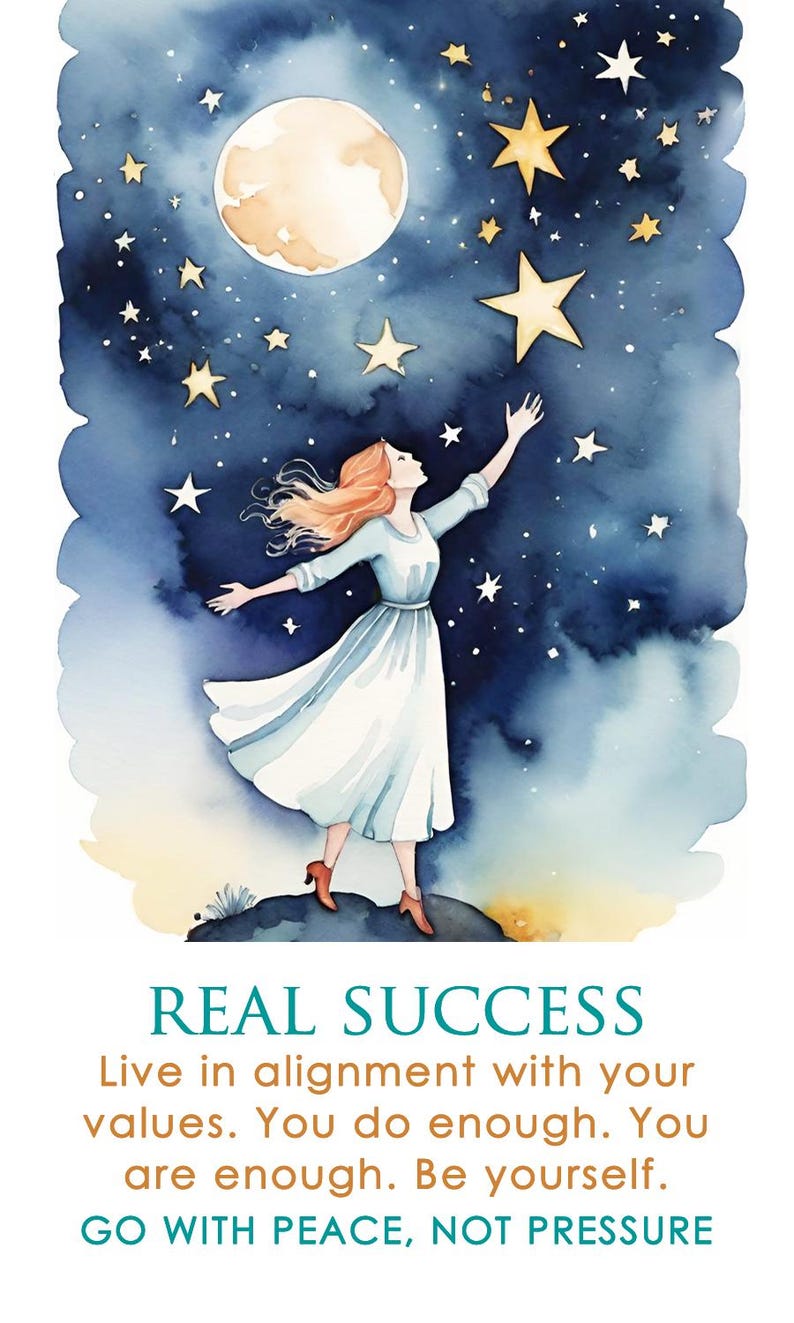 Pu&ograve; includere: Illustrazione ad acquerello di una donna che raggiunge le stelle in un cielo notturno con la luna piena. La donna indossa un abito azzurro e scarpe rosse. Testo: "REAL SUCCESS" e frasi motivazionali.