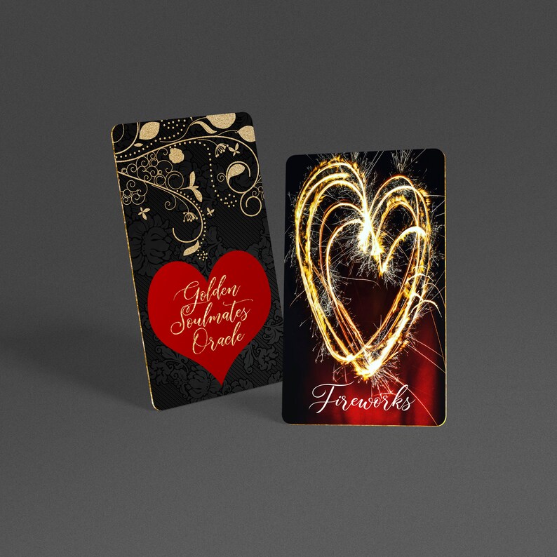 Może przedstawiać: Dwie karty wr&oacute;żebne. Jedna karta ma czerwone serce z napisem "Golden Soulmates Oracle" na czarnym tle ze złotymi kwiatowymi akcentami. Druga karta przedstawia serce z fajerwerk&oacute;w z napisem "Fireworks".
