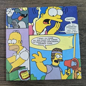 以下が含まれることがあります： シンプソンズのキャラクターが登場する、漫画スタイルの正方形の画像。画像には、「ああ、なんてこと！」や「皆さんにお礼を言いたい」などのフレーズを含む吹き出しが含まれています。キャラクターは黄色、青、ピンクです。