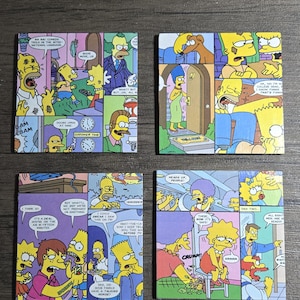 Könnte beinhalten: Vier quadratische Untersetzer mit Comic-Panels aus den Simpsons. Die Untersetzer zeigen verschiedene Szenen mit Charakteren wie Homer, Marge, Bart und Lisa. Das Kunstwerk ist farbenfroh und im Stil der Serie gehalten.
