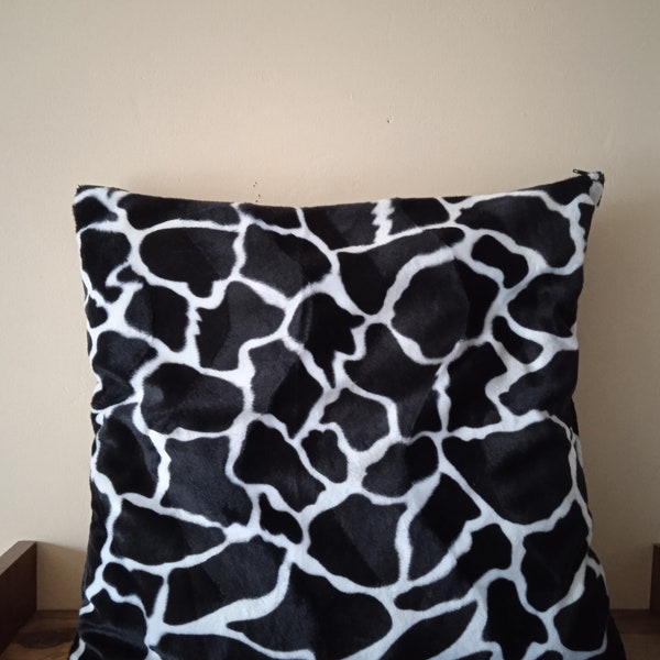 Housse de coussin , velours poil ras , motif noir et blanc peau de vache , 45/45cm , avec fermeture