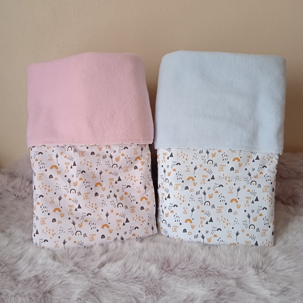 Couverture bébé très doux rose , bleu , un côté en polaire et l'autre en coton motif