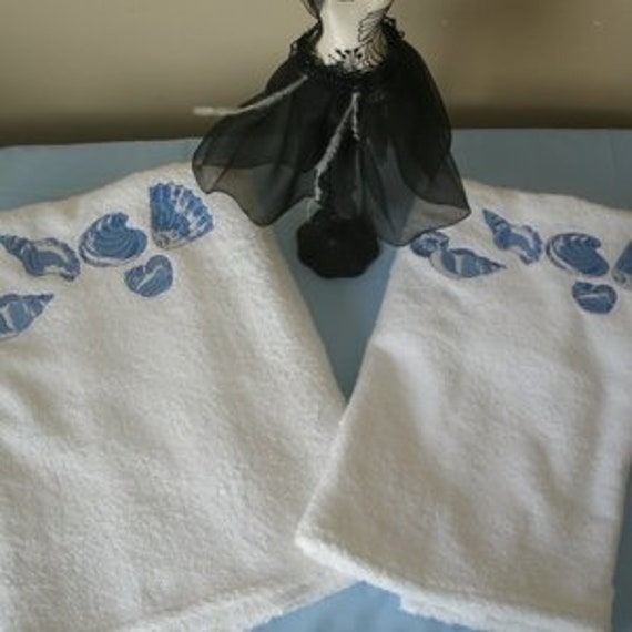 Drap de Bain + Serviette Toilette en Éponge Blanc Bleu Rose avec Motifs Poisson ou Coquillages Brodé