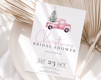 Puede incluir: Invitación a un baby shower de Navidad rosa con una ilustración de acuarela de un camión rosa que lleva un árbol de Navidad. El texto dice "Christmas Bridal Shower" y "Honoring the Bride-to-be Olivia Simpson" con la fecha "Sat 23 Oct".