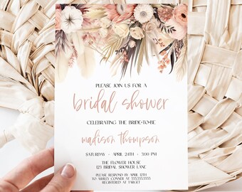 Könnte beinhalten: Eine weiße Karte mit einem floralen Design oben und Text, der lautet "PLEASE JOIN US FOR A bridal shower CELEBRATING THE BRIDE-TO-BE madison thompson SATURDAY, APRIL 24TH - 3:00 PM THE FLOWER HOUSE 123 BRIDAL SHOWER LANE PLEASE RESPOND BY APRIL 22TH TO ASHLEY CONNER AT 555.555.5555 REGISTERED AT TARGET"