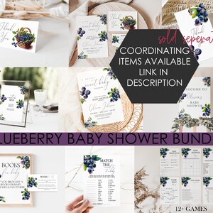 K&ouml;nnte beinhalten: Eine Sammlung von Babyparty-Papeterie mit Blaubeer-Motiv. Enth&auml;lt Einladungen, Dankeskarten, Spiele und Schilder. Der Text "COORDINATING ITEMS AVAILABLE LINK IN DESCRIPTION" ist sichtbar.