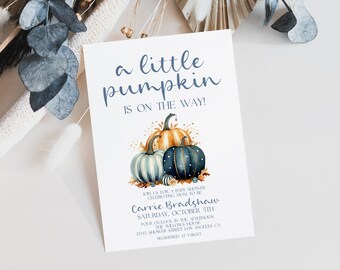 Può includere: Un invito a una festa di benvenuto per un bambino con un tema di zucca blu e oro. L'invito recita "a little pumpkin is on the way!" e include i dettagli della festa di benvenuto per Carrie Bradshaw il sabato 5 ottobre.