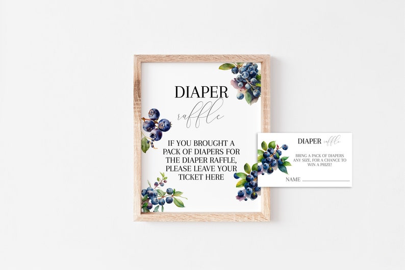 K&ouml;nnte beinhalten: Ein gerahmtes Schild und eine passende Karte f&uuml;r eine Windel-Tombola. Das Schild tr&auml;gt die Worte "Diaper Raffle" in eleganter Schrift, mit Text darunter. Aquarell-Blaubeerzweige verzieren die Ecken. Die Karte hat das gleiche Design.
