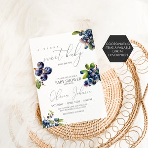 K&ouml;nnte beinhalten: Eine Babyparty-Einladung mit Aquarell-Blaubeeren und gr&uuml;nen Bl&auml;ttern. Der Text lautet "A Berry Sweet Baby is on the Way" und enth&auml;lt Veranstaltungsdetails. Die Einladung befindet sich auf wei&szlig;em Hintergrund.