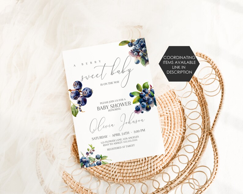 K&ouml;nnte beinhalten: Eine Babyparty-Einladung mit Aquarell-Blaubeeren und gr&uuml;nen Bl&auml;ttern. Der Text lautet "A Berry Sweet Baby is on the Way" und enth&auml;lt Veranstaltungsdetails. Die Einladung befindet sich auf wei&szlig;em Hintergrund.