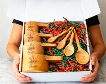 Personalized Baking Gift Set: Wood Measuring Cups & Spoons – Festive Christmas Box for Bakers, Mom or Grandma