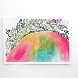 Op de afbeelding: Waterverf schilderij van een kleurrijk, abstract landschap met een zwart-wit bloemenontwerp aan de bovenkant. Het landschap is een mix van roze, geel, groen en blauw.