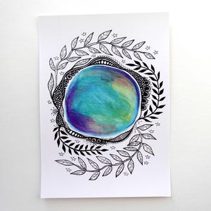 Könnte beinhalten: Eine Schwarz-Weiß-Tintenzeichnung eines Kreises mit einer Aquarell-Waschung in Blau, Grün und Lila. Der Kreis ist von einem Kranz aus Blättern und Sternen umgeben.