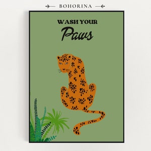 Op de afbeelding: Een groene poster met de tekst "Wash Your Paws" in zwarte letters. Een cartoon-luipaard met oranje vacht en zwarte vlekken zit op een groene achtergrond met groene planten.
