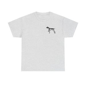 Op de afbeelding: Lichtgrijs t-shirt met een kleine zwart-wit illustratie van een hond op de linkerborst. De hond is een pointerras, met een gevlekte vacht. Het shirt heeft een klassieke ronde hals en korte mouwen.