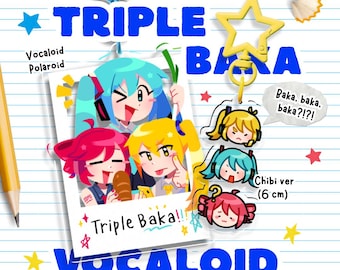Può includere: Un set di ciondoli in acrilico Vocaloid Triple Baka con un'illustrazione in stile Polaroid di tre personaggi e un ciondolo separato con tre teste chibi. Il set include una chiusura a forma di stella gialla e misura 6 cm.