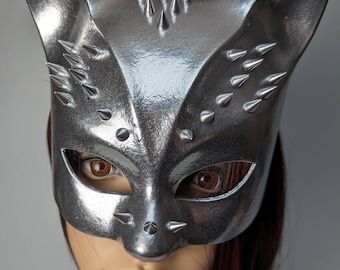 Cat mask with rivets in silver