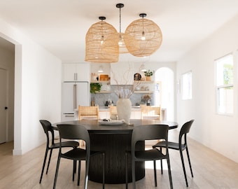 HALO - Mesa de comedor redonda con pedestal acanalado de madera maciza (hecha a pedido)