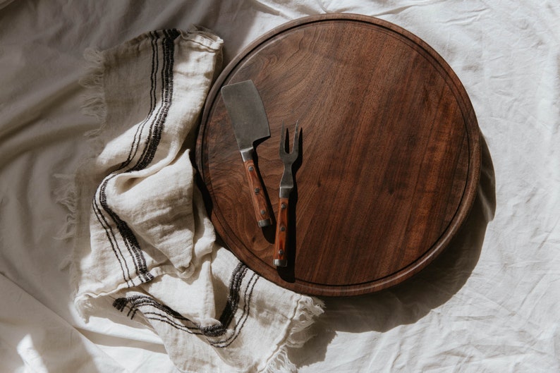 CUSTOM: Handmade Round Solid Wood Cutting Board w/ Juice Grooves in Maple or Walnut Butcher Block, Cheese Board, Charcuterie Board afbeelding 3