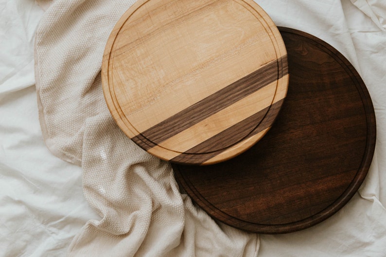 CUSTOM: Handmade Round Solid Wood Cutting Board w/ Juice Grooves in Maple or Walnut Butcher Block, Cheese Board, Charcuterie Board afbeelding 1
