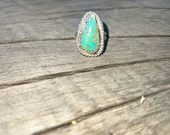 Teardrop shaped turquoise ring with rope design