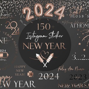 Può includere: Uno sfondo nero con lettere e grafica in lamina dorata color rosa per la vigilia di Capodanno. Il testo include "Cheers to all of you", "Happy New Year", "New Year's Eve at Home", "Soft muss sein", "2024", "150+ Instagram Sticker", "3...2...1...", "Feliz Ano Nuevo", e "New Years Eve".
