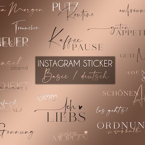 Può includere: Un set di 15 adesivi digitali con diverse frasi in tedesco, tra cui "Guten Morgen", "Kaffee Pause", "Fernsehabend" e "Schönen Abend". Gli adesivi sono progettati in uno stile minimalista con uno sfondo color oro rosa e testo bianco.