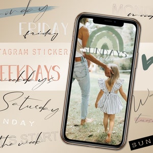Könnte beinhalten: Ein Smartphone zeigt ein Foto von Mutter und Kind beim Spaziergang im Freien. Das Telefon ist umgeben von Text wie "Instagram Sticker", "Weekdays", "Saturday" und "Sunday". Der Hintergrund ist beige.