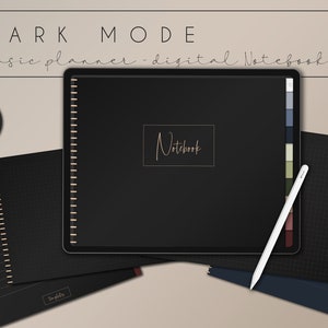 Peut inclure: Un carnet numérique noir avec une reliure spirale dorée et le mot "Notebook" écrit en lettres dorées. Le carnet est sur l'écran d'une tablette avec un stylet blanc à côté. Il y a d'autres carnets noirs avec différents motifs de grille en arrière-plan.