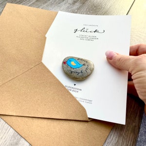 Glückwunschkarte mit Glücksstein, Glückwünsche senden mit Taschenglücksbringer, Steinkarte mit Unikat Glückskieselstein,