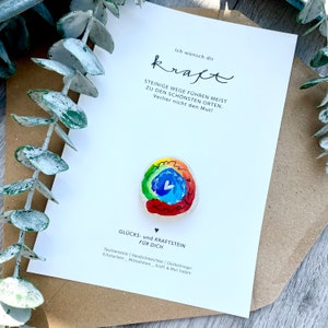 Karte mit Kraftstein, Mut und Kraft schenken mit Taschenglücksbringer, Steinkarte mit Unikat Glückskieselstein, Chakra Farben mit Herz