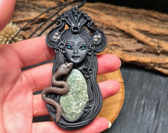 Ciondolo della Dea Serpente: Amuleto in argilla polimerica con malachite