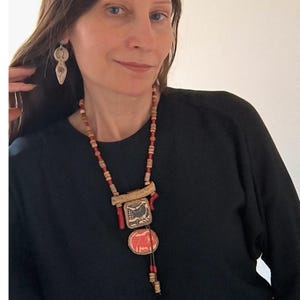 Può includere: Un set di tre tazze in ceramica con finitura opaca e macchiettata. Le tazze sono nei toni del crema, grigio chiaro e grigio scuro. Ogni tazza ha un design semplice e minimalista.