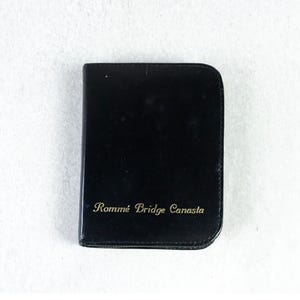 Gioco di carte nero, custodia in pelle con due fogli/giochi di ramino e matita, vintage, in buone condizioni, qualche odore