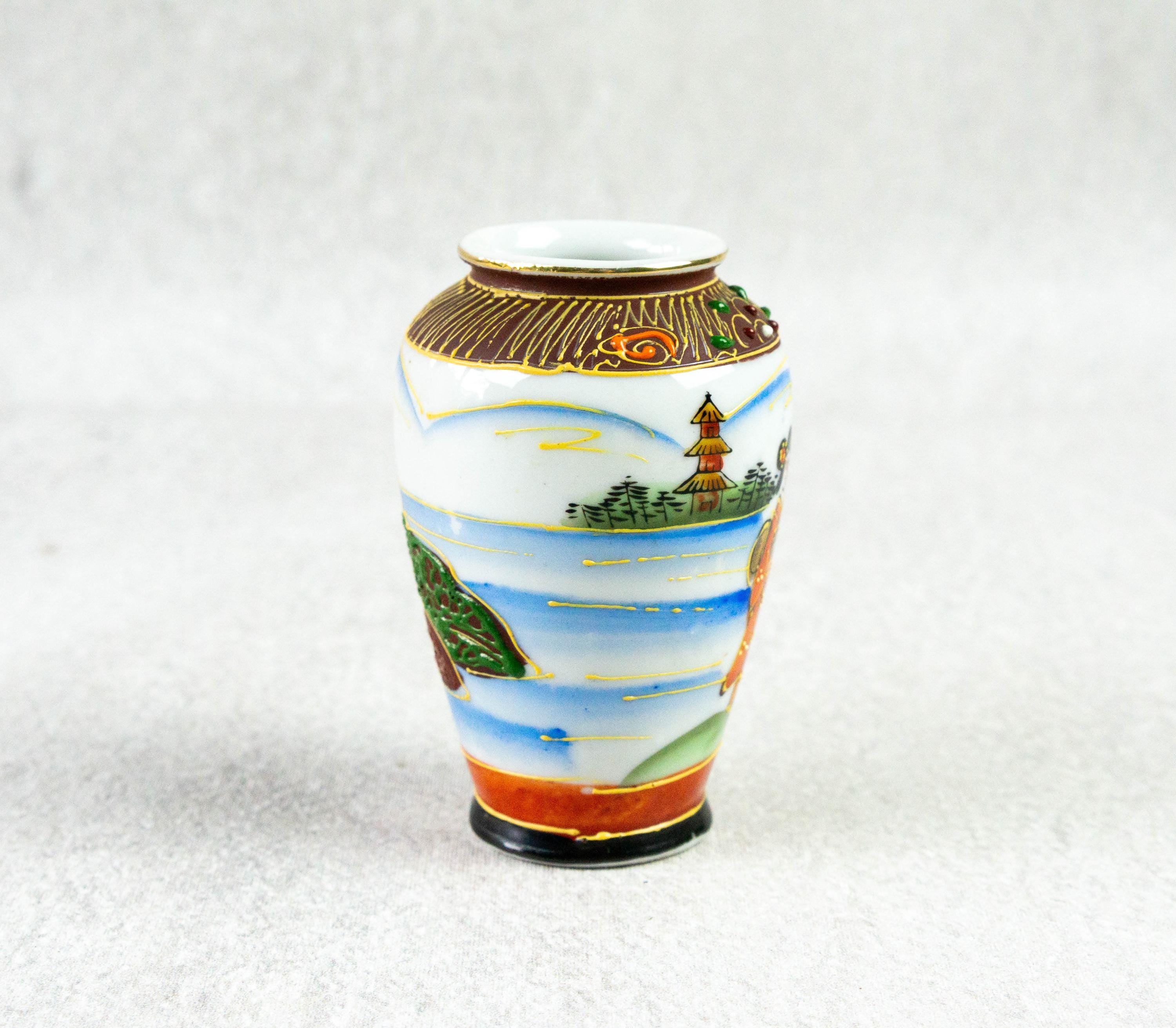 8.手描き陶器の花瓶 山と人物模様薩摩焼のようです 日本の磁器の花瓶、カラフル、薩摩様式、人物が描かれたジャブアズマ