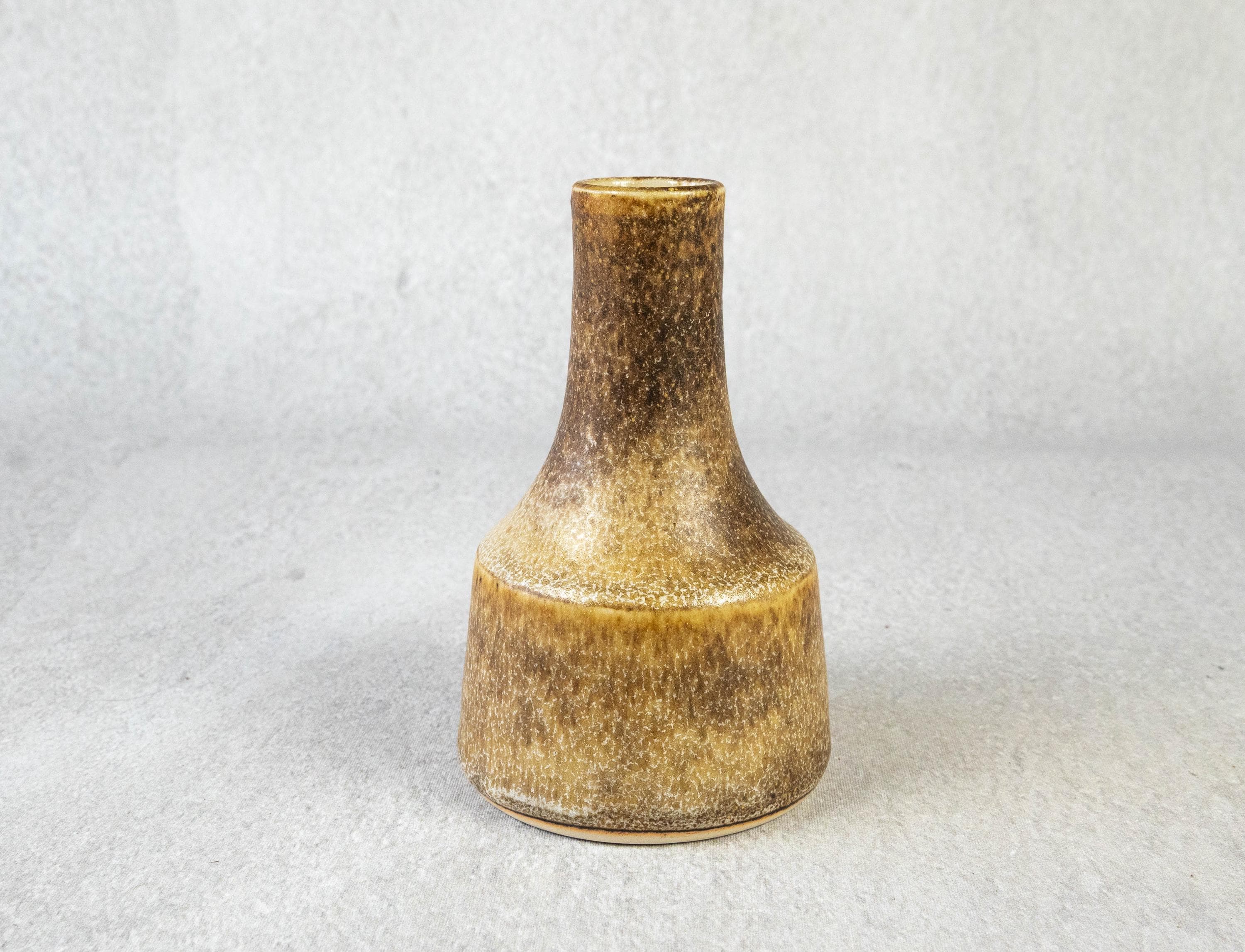 小さな工房製陶器の花瓶、茶色の釉薬、手作り、高さ13 cm、底の刻印