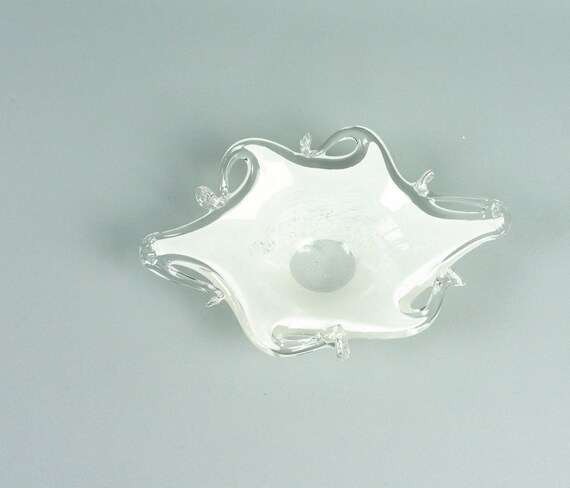 Glasschale, klein und relativ schwer, Konfektschale, in der Art einer Zipfelschale, weiß und durchsichtiges Glas