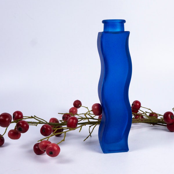 Glass vase from Ikea, Skämt wave vase, from the 1990s, in dark blue, 21 cm high